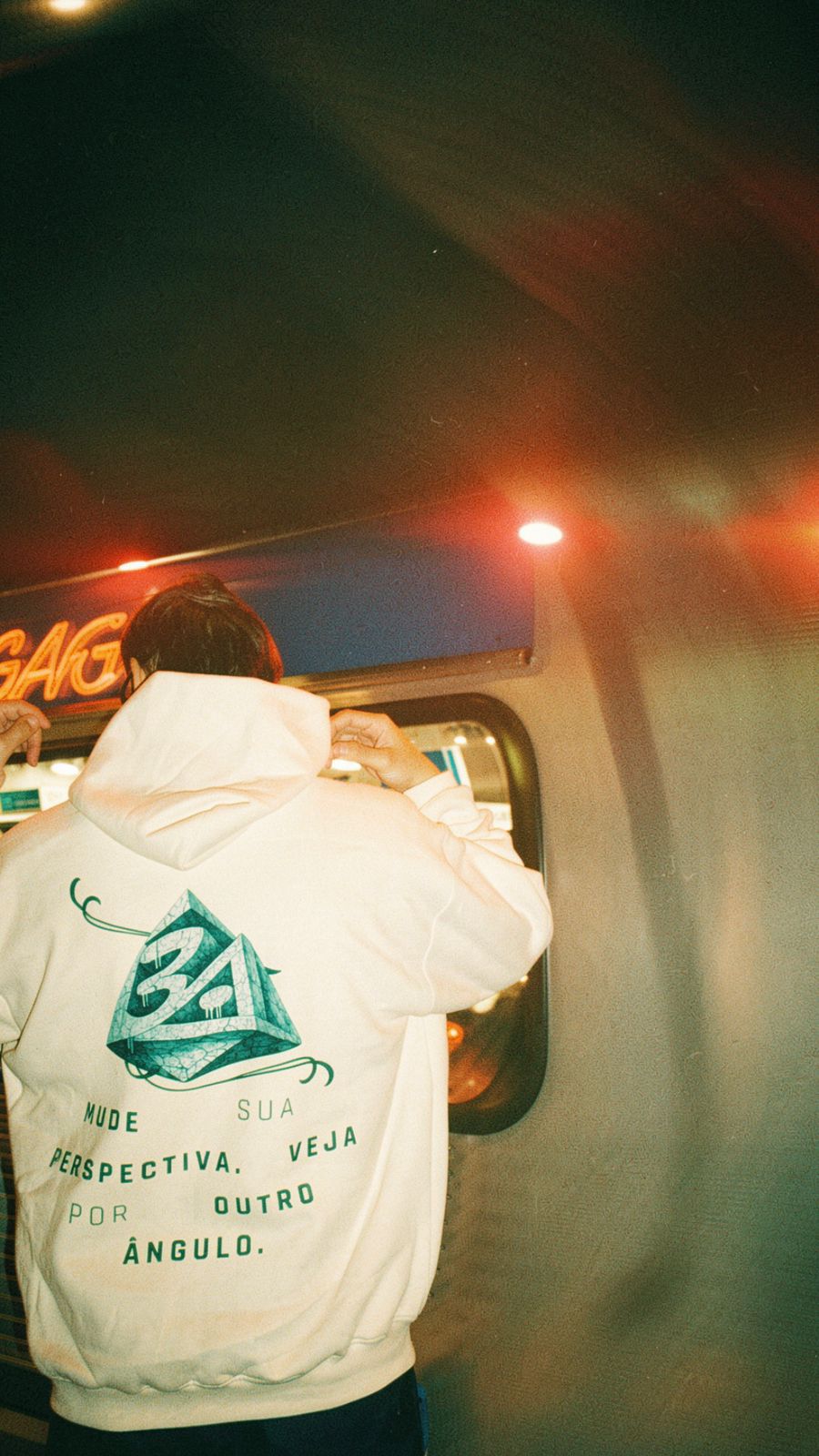 Moletom off-white Três Ângulos com arte nas costas