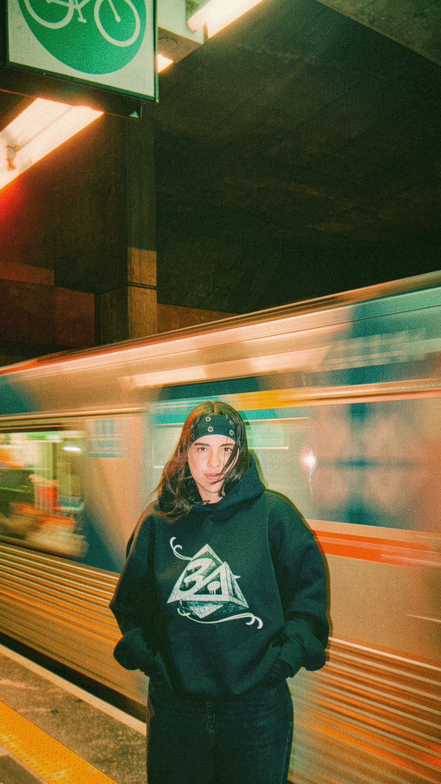 Moletom preto Três Ângulos no metrô